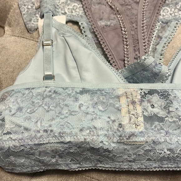 Jessica Simpson brand three-piece set, bralette and two lace thongs - Picture 7 of 11